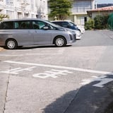 止まれ