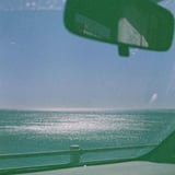 緑がかった海