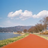 SUWAガラスの里前、湖沿いのランニングコース
