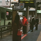 並