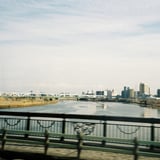 川を渡る