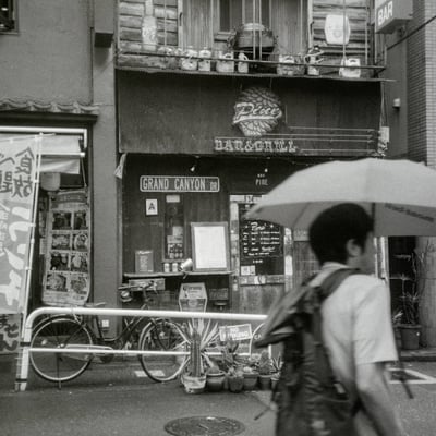 傘を差しながら
