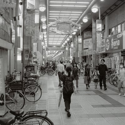 アーケードを歩く