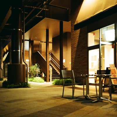 夜のカフェ