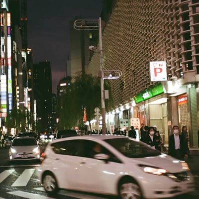 新橋の夜を歩く