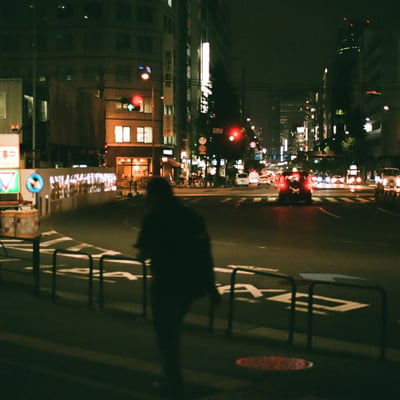 夜のカーブを
