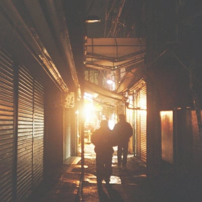 路地へ