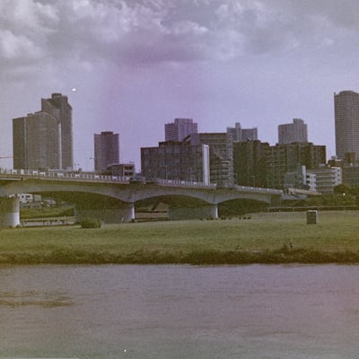 川と草原とビル