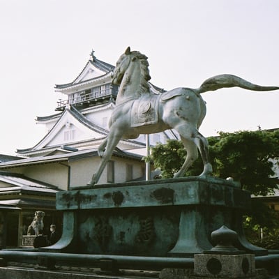 岡崎城と神馬の像
