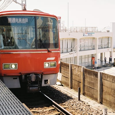 津島駅舎と名鉄電車