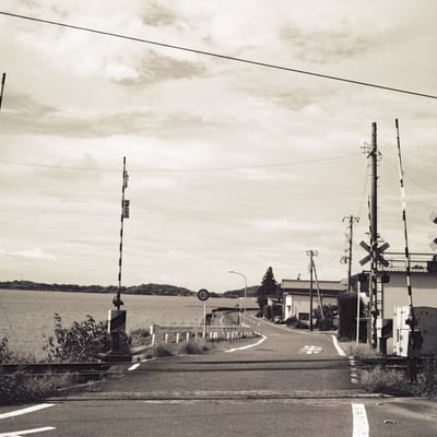 浜名湖が見える踏切