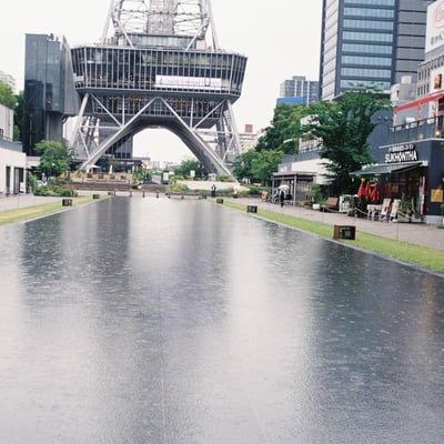 雨の日のテレビ塔前