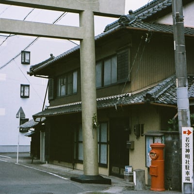 丸ポストと鳥居
