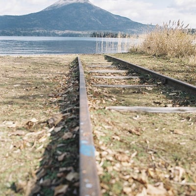 湖へ続く線路
