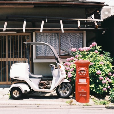 バイクとポストと紫陽花