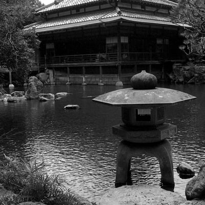 友泉亭公園　燈篭と本館　