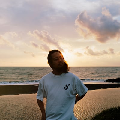 夕陽と髭ロン毛
