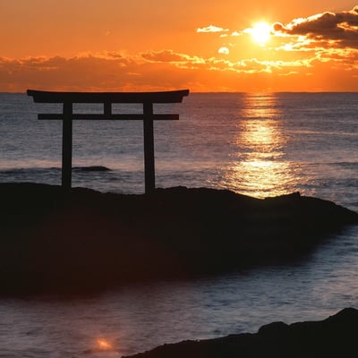 大洗磯前神社の鳥居と朝日 – 神秘の夜明け ⛩️🌅