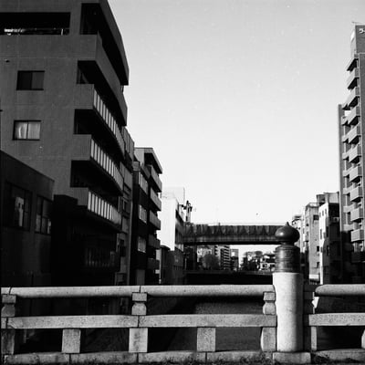ある街道の橋の上で。