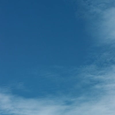 青空に昇る