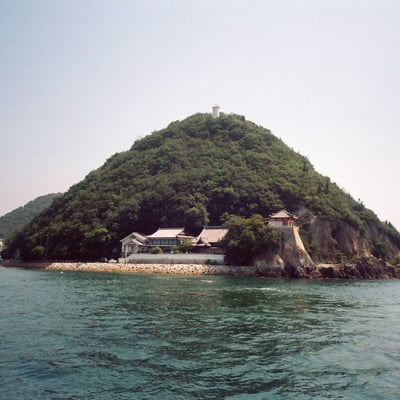 海から見る阿伏兎観音