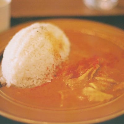 裏腹に