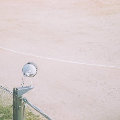 見つめる
