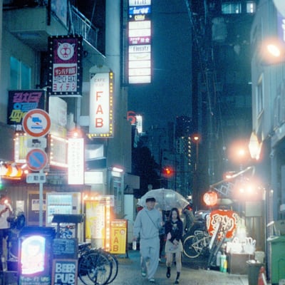 雨、飲屋街