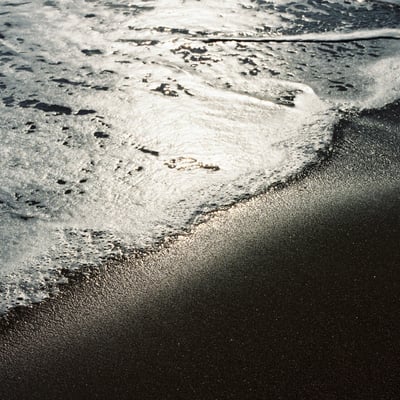 光る波打ち際