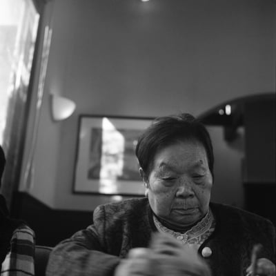 母