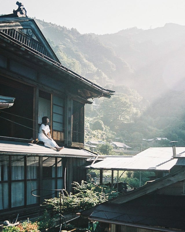 夏の終わりに皆で泊まった宿。
山頂に位置する宿の周辺は、日が昇るにつれ山々から朝日が光芒となって注いでいました。
日が登りきってしまえば、この現象は消えてしまいます。
その僅かな時間帯に見られる光がとても美しくシャッターを切りました。