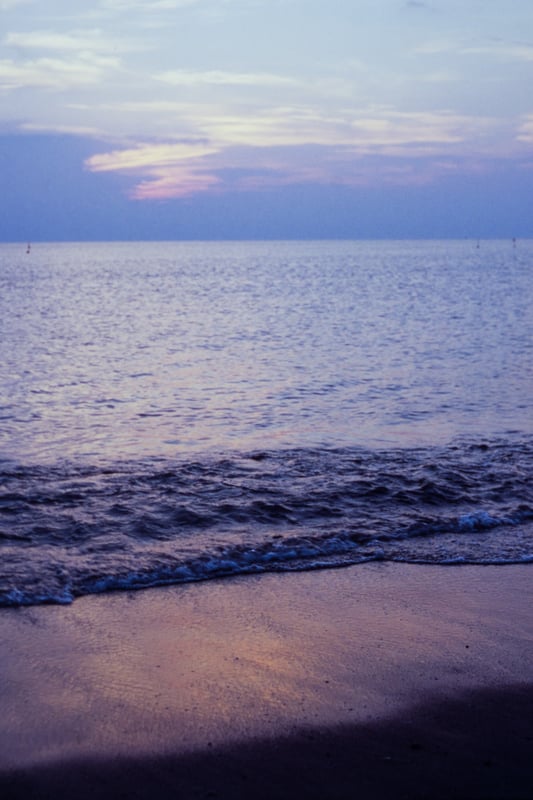 海の夕暮れはいつも泣きそうになる