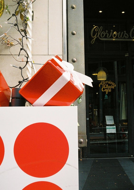 クリスマス時期の渋谷界隈を街スナップしてたら大きなクリスマスプレゼントの箱が。