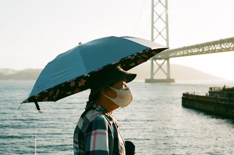 とある海の見える公園で、おばあさんに話しかけてはじめてフィルムで人を撮った写真。
未だにこの写真を超えることができないのは、この人が紡いできた年月の重みなのだろうか。
僕はこれからも探し続けることになりそうだ。