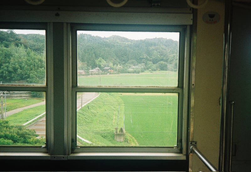 引退し丘の上で第二の人生を送る電車の窓からの景色が今にも走り出しそうでした。