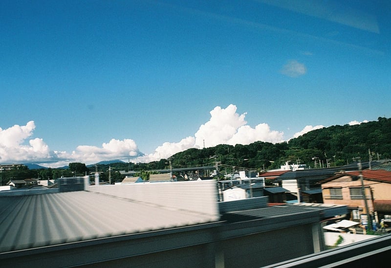 我が故郷西の地を穿たれた白き矢に乗り東へ舞ゐ戻る。空は残り少なき夏の縹色。さらば故郷よ。さらば盛夏よ。何時か又。