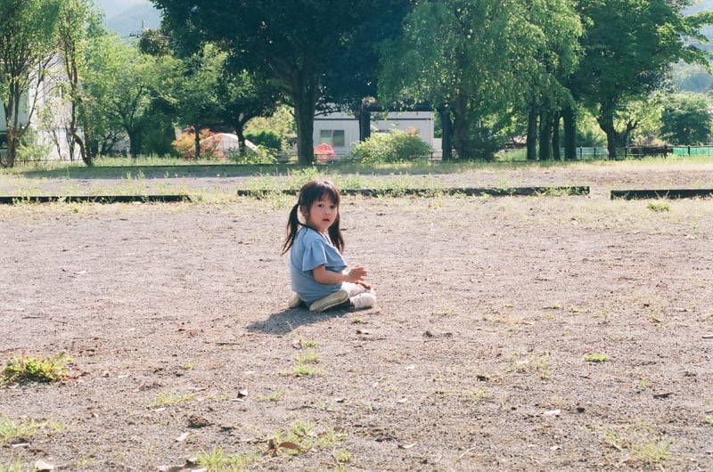 土遊びに勤しむ子