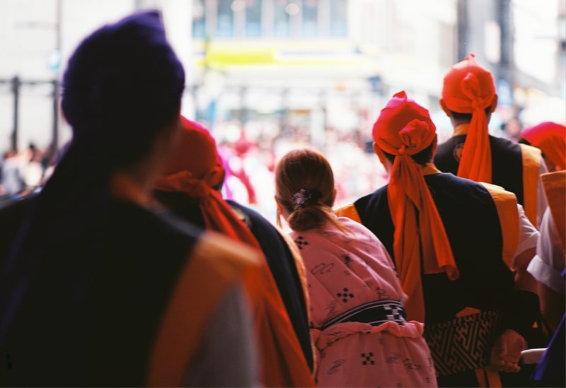 エイサー祭りで出番を待つ人々