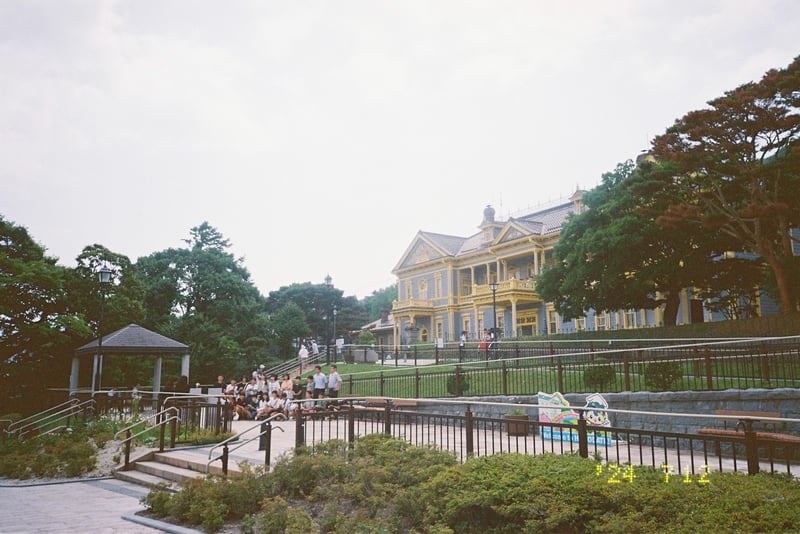 旧函館区公会堂を函館公園より撮りました。
修学旅行生なのかな？
記念撮影中でした。