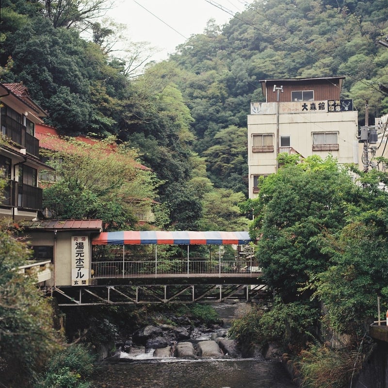 山間にひっそりとあります