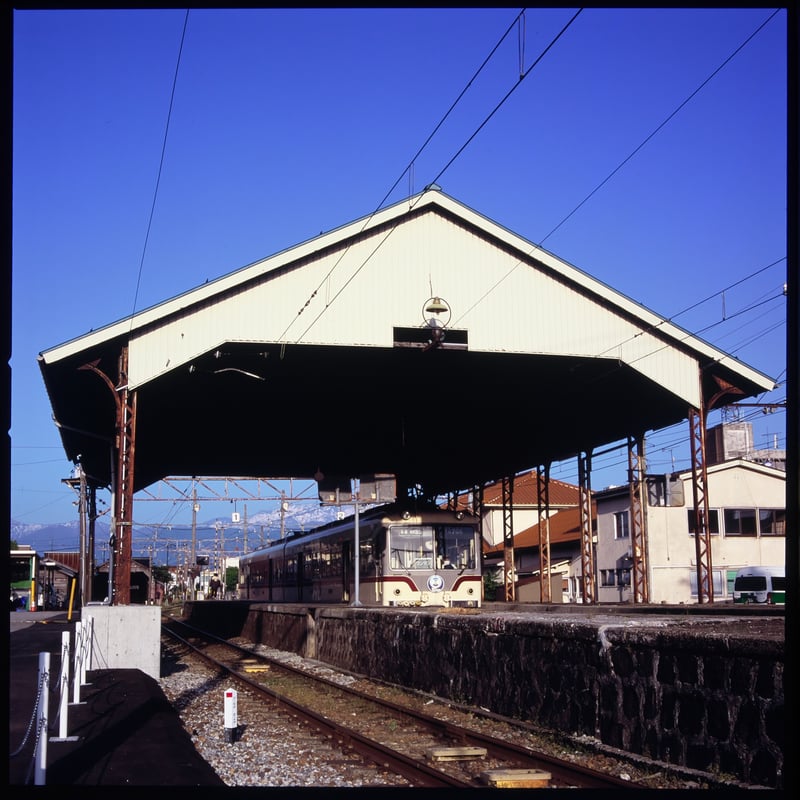 大屋根が印象的な電鉄黒部駅。
背景にチラリと写る立山連峰が素敵です。