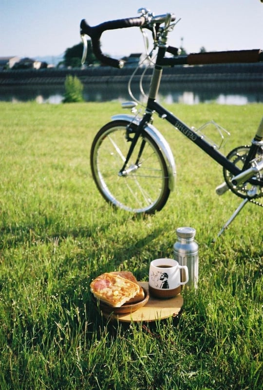 早朝、カメラを持って川沿いを自転車で走り河川敷でコーヒー入れてモーニング。