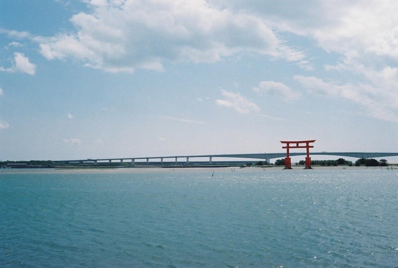 夏の浜名湖と鳥居