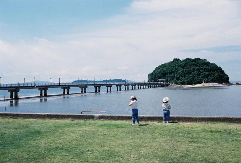 長い橋、小さい島、島の中の神社の夏体験