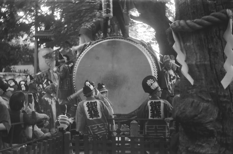 東京都府中市で毎年行われているくらやみ祭り
人が登れるくらい大きい太鼓を叩く時に掛け声があるのですが、何を言ってるのか未だわからないです()