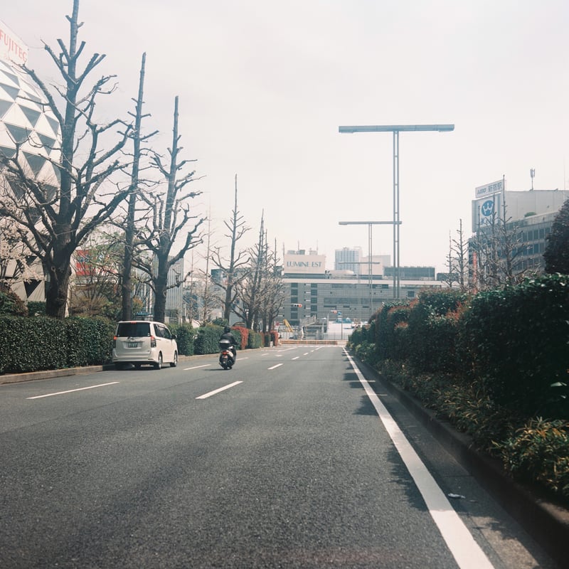 小田急百貨店が取り壊された新宿駅。

昔の見慣れた新宿駅もこの写真の新宿駅も、もう見られません