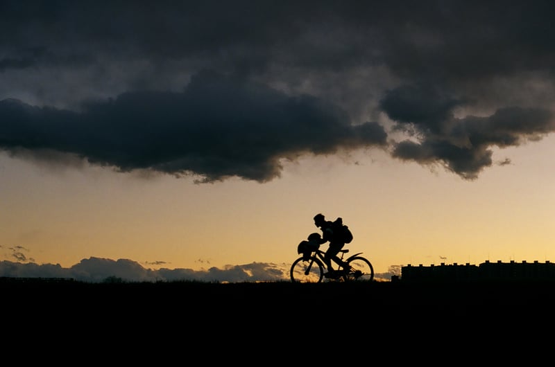 冬の夕暮れに多摩川の土手を自転車が走る写真です。
寒かった記憶しかないです。