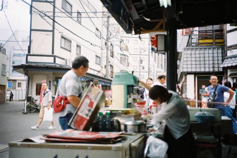 手前の人物を撮ろうとしたら後ろの人びとにピントが合ってしまいました。