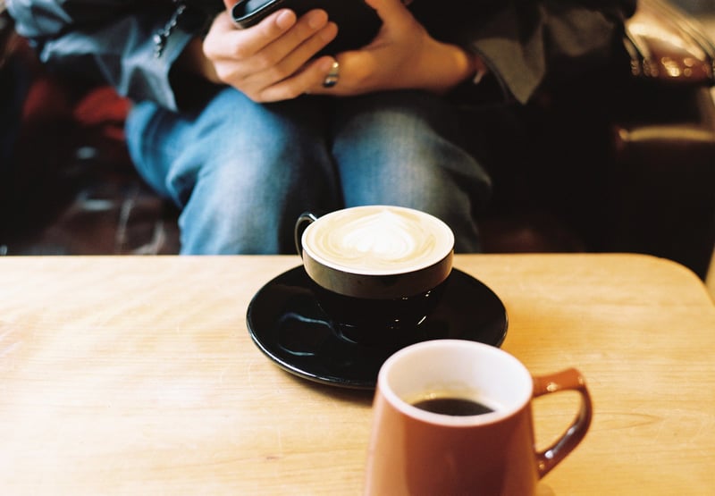 近場のカフェで家族とともに
テーブルの木目とかフィルムで撮るといいですね