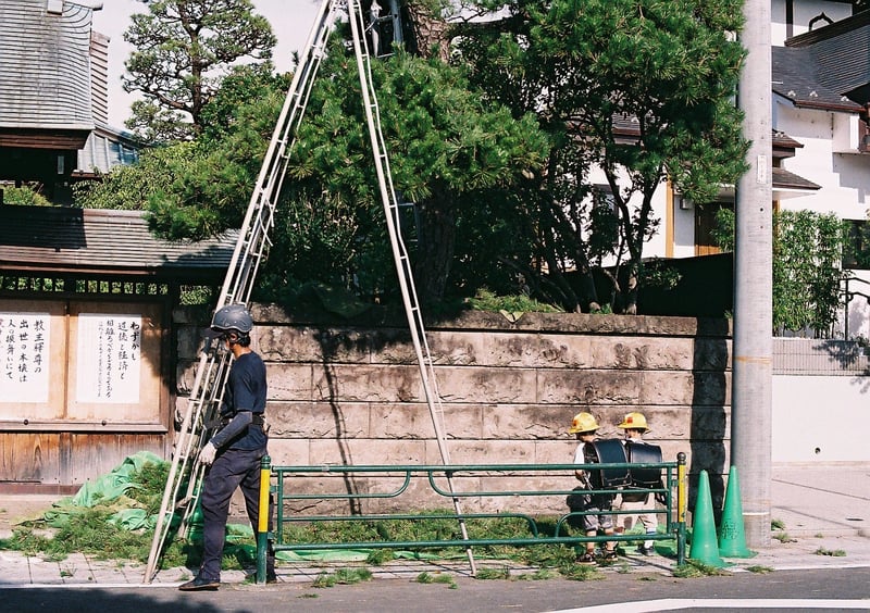 小学生の2人は剪定作業に興味しんしんでした。
池上本門寺近くにて。